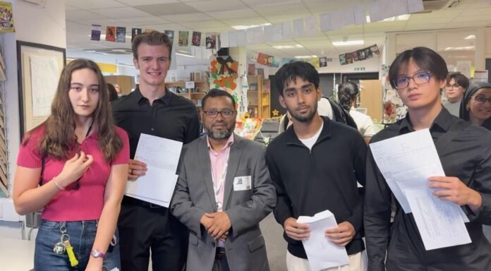 টাওয়ার হ্যামলেটসের স্টুডেন্টদের অসাধারণ ফলাফল অর্জন