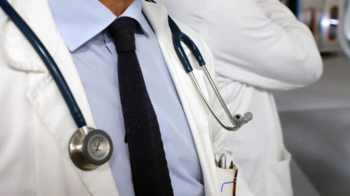 যুক্তরাজ্যে সে/ক্স করতে রোগীকে অপারেশন থিয়েটারে রেখে চলে গেলেন পাকিস্তানি ডাক্তার